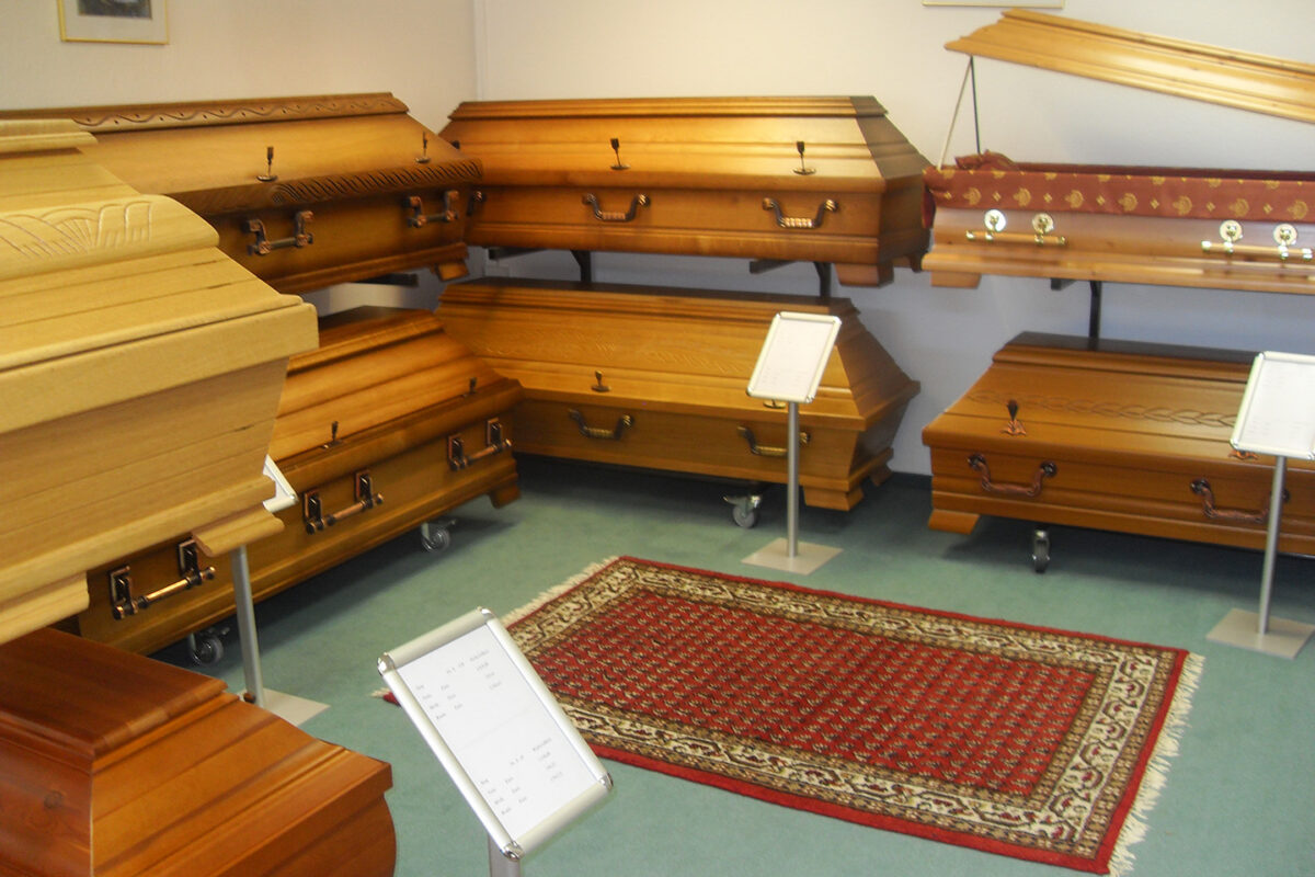 Ausstellungsraum mit einer großen Auswahl an Särgen aus verschiedenen Holzarten und Designs